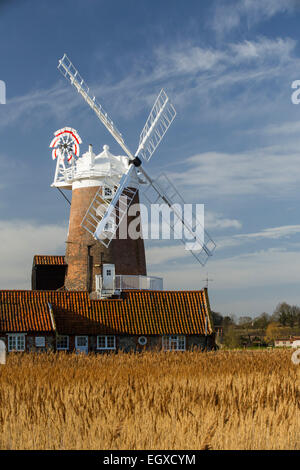 Un moulin à vent à la mer, suivant le CLAJ North Norfolk, au Royaume-Uni. Banque D'Images