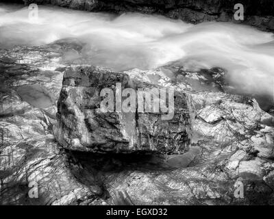 Ruisseau Tokumm avec roches colorées. En Canyon. Kooteny National Park, Canada Banque D'Images