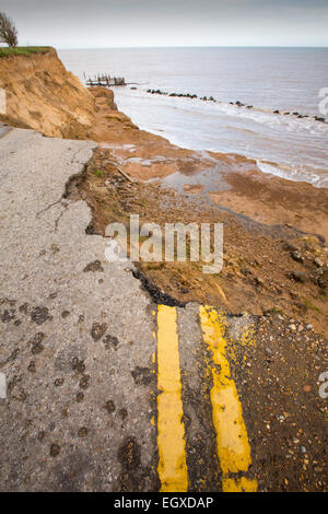 Une route érodée et tombent dans la mer du Nord à Happisburgh, Norfolk, une érosion rapide de l'article de côtes, au Royaume-Uni. Banque D'Images