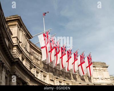 L'enseigne blanche battant sur l'Admiralty Arch London Banque D'Images