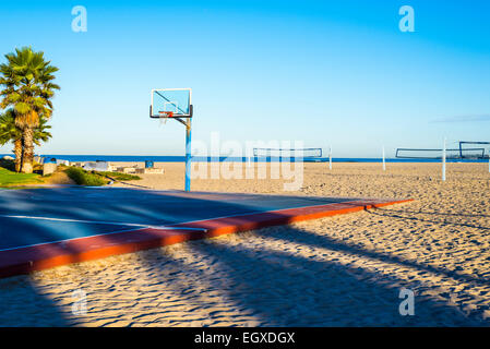 Basket-ball et de beach-volley à South Mission Beach. San Diego, Californie, États-Unis. Banque D'Images