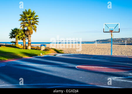 Basket-ball et de beach-volley à South Mission Beach. San Diego, Californie, États-Unis. Banque D'Images