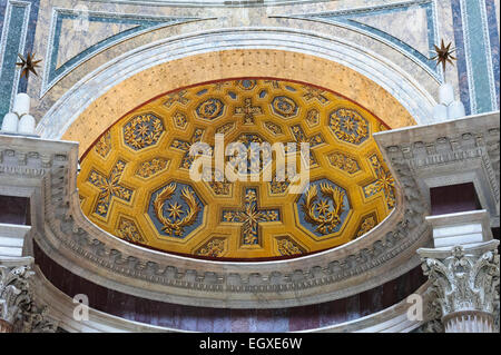 Orné d'un dôme semi-circulaire avec des croisements et des motivations au-dessus de l'autel dans le Panthéon, Rome, Italie. Banque D'Images