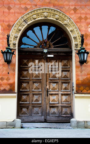 Vieille porte en bois à l'architecture orientale et les lanternes d'un côté Banque D'Images