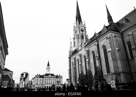 L'hôtel de ville et église catholique dans le centre de Novi Sad en niveaux de gris Banque D'Images