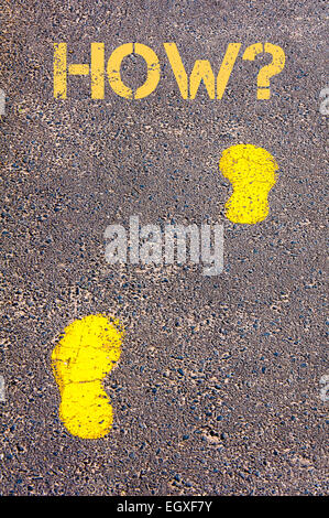 Traces jaunes sur trottoir vers Comment message.Conceptual image Banque D'Images