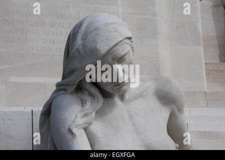 Statue de pierre au Monument commémoratif du Canada à Vimy. Mémorial national du Canada à Vimy Banque D'Images