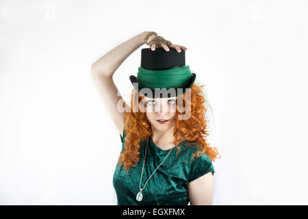 Jolie jeune femme irlandaise avec de longs cheveux roux bouclés, portant un chapeau Banque D'Images