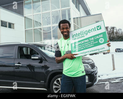 Centre de formation celtique, Glagow, UK. 3ème apr 2015. L'Efe Abrose se félicite de l'initiative "Véhicule Intelligent" chaitable de leasing. Tout au long de 2015, 10 € seront reversés à la fondation Celtic FC pour chaque voiture effectués par l'entreprise. Credit : Alan Robertson/Alamy Live News Banque D'Images