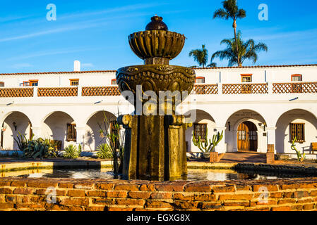 La fontaine en face de la Mission San Luis Rey De Francia (fondée en 1798). Oceanside, California, United States. Banque D'Images