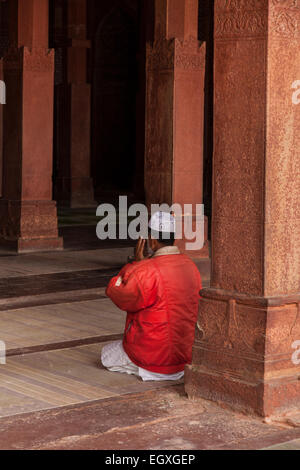 L'homme indien priant sur son propre à Fatehpur Sikri, Uttar Pradesh, Inde Banque D'Images