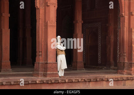 Homme debout musulmane par une colonne à Fatehpur Sikri, Uttar Pradesh, Inde Banque D'Images