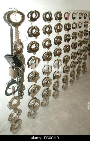 Collection de menottes, entraves et autres dispositifs de retenue dans une prison Banque D'Images