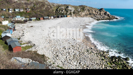 Church Ope Cove matin ensoleillé avec cabines de plage Banque D'Images