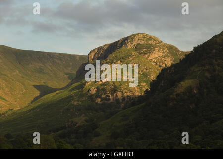 Rocher de l'aigle, Borrowdale lake district soirée d'été. Banque D'Images