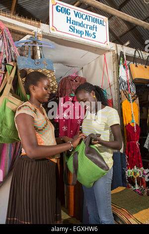 Un client des magasins pour les sacs faits à la main dans un atelier d'artisanat et un magasin de détail à Dar es Salaam, Tanazania, Afrique de l'Est. Banque D'Images