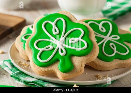 Trèfle vert St Patricks Day Cookies prêt à manger Banque D'Images