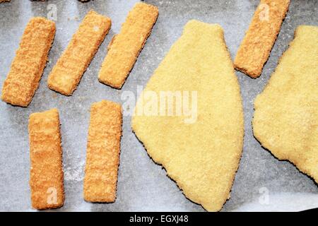 Poisson pané sur papier cuisson Banque D'Images