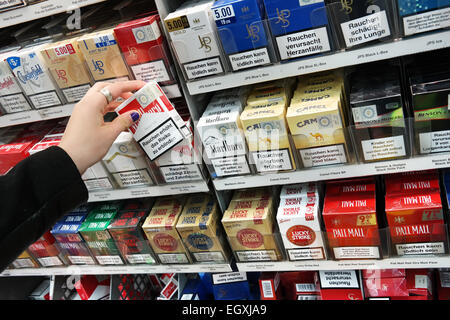 MEPPEN, ALLEMAGNE - Février 2015 : les paquets de cigarettes avec l'avertissement : le tabagisme est mortelle, dans un supermarché Kaufland Banque D'Images