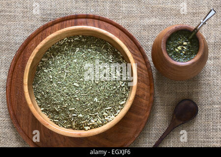 L'Amérique du Sud la yerba mate (thé mate) de feuilles séchées de bol en bois avec un sol en bois mate tasse et bombilla (paille) Banque D'Images