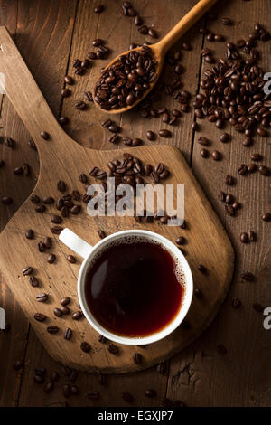 Organique sombre dans une tasse de café noir Banque D'Images