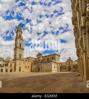 Clocher et la cathédrale de Lecce, Italie Banque D'Images