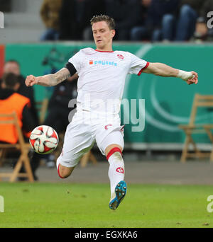 Leverkusen, Allemagne. 3 mars, 2015. Coupe de football allemand, huitième finale, Bayer 04 Leverkusen vs 1. FC Kaiserslautern : Simon Zoller (Kaiserslautern) frappe la balle. Banque D'Images