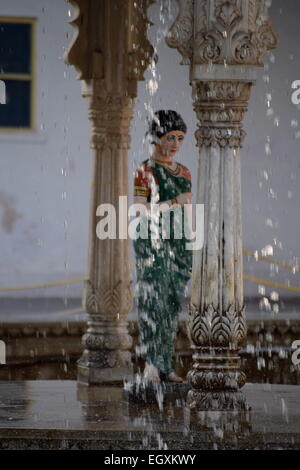 Statue de femme indienne et de colonnes avec de l'eau Banque D'Images