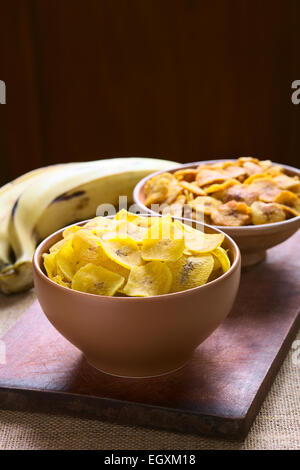 Bols de salé (avant) et Sweet (retour) plantain frites, un snack populaire en Amérique du Sud, photographié avec un éclairage naturel Banque D'Images