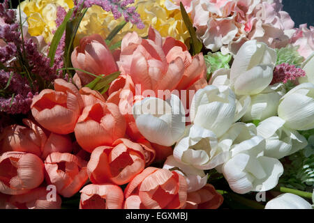 Faux les fleurs de printemps dans une vitrine dans Hayes Valley, San Francisco, Californie. Banque D'Images