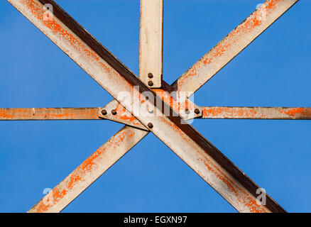 Poutres métalliques usées crossing maintenus ensemble avec des plaques et des vis. Banque D'Images