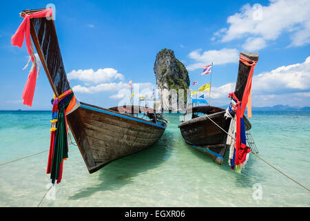 Bateaux de pêche thai et repère à Po-da), province de Krabi, mer Andaman, au sud de la Thaïlande. Banque D'Images