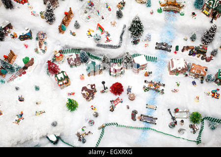 Village de Noël miniature en vertu de l'arbre de Noël de la texture Banque D'Images