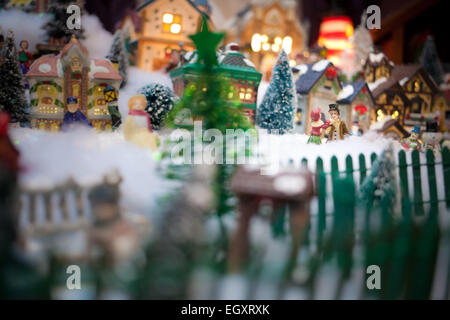 Village de Noël miniature en vertu de l'arbre de Noël closeup Banque D'Images