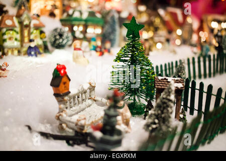 Village de Noël miniature en vertu de l'arbre de Noël closeup Banque D'Images