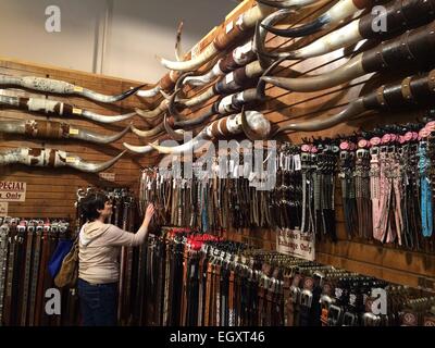 Houston, USA. 3e Mar, 2015. Une femme choisit au cours de la maroquinerie 2015 Houston Livestock Show and Rodeo dans Honston, les États-Unis, le 3 mars 2015. Le salon a ouvert ses portes trois semaines à l'NRG Park mardi. Credit : Zhang Yongxing/Xinhua/Alamy Live News Banque D'Images