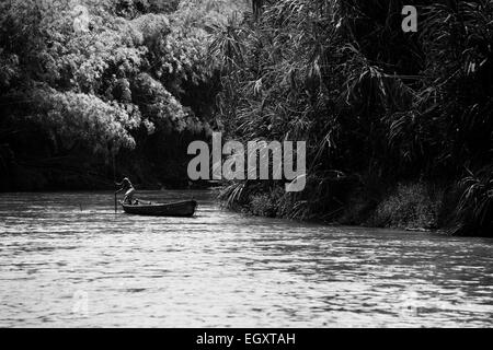 Un mineur, à l'aide d'un sable barge totémique, navigue sur son bateau dans la rivière La Vieja à Cartago, Colombie. Banque D'Images