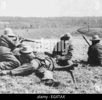 Un blessé - un Boer Boer blessé à Spion Kop, Afrique du Sud - soldat blessé de recevoir les premiers soins d'un autre soldat, d'autres soldats engagés dans les combats autour d'eux. 1900 Banque D'Images