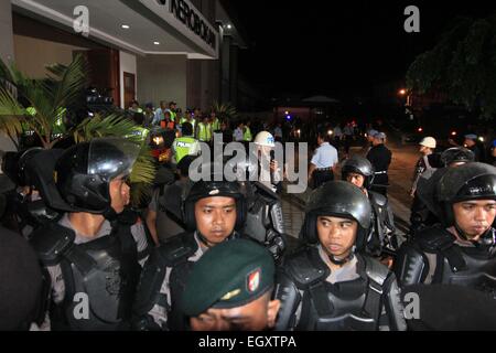 Denpasar, Bali, Indonésie. 4e Mar, 2015. BALI, INDONÉSIE - 04 mars : d'élite de la police indonésienne a appelé Brimob se prépare à transférer de bali duo neuf deux Australiens, Myuran Sukumaran et Andrew Chan, à la prison de Kerobokan, le 04 mars 2015 à Denpasar, Bali, Indonésie. Le duo Neuf de Bali seront transférés par avion à la prison de l'île de Nusakambangan à faire face à un peloton d'exécution plus tôt. Credit : Sijori Images/ZUMA/Alamy Fil Live News Banque D'Images