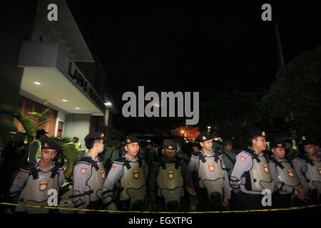 Denpasar, Bali, Indonésie. 4e Mar, 2015. BALI, INDONÉSIE - 04 mars : d'élite de la police indonésienne a appelé Brimob se prépare à transférer de bali duo neuf deux Australiens, Myuran Sukumaran et Andrew Chan, à la prison de Kerobokan, le 04 mars 2015 à Denpasar, Bali, Indonésie. Le duo Neuf de Bali seront transférés par avion à la prison de l'île de Nusakambangan à faire face à un peloton d'exécution plus tôt. Credit : Sijori Images/ZUMA/Alamy Fil Live News Banque D'Images