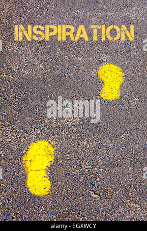 Traces jaunes sur le trottoir vers l'innovation message.Conceptual image Banque D'Images