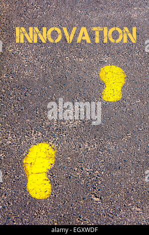 Traces jaunes sur le trottoir vers l'innovation message.Conceptual image Banque D'Images