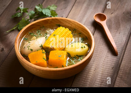 Cazuela de Pollo chiliens traditionnels (ou cazuela de Ave) potage de poulet, maïs, pomme de terre et de citrouille Banque D'Images