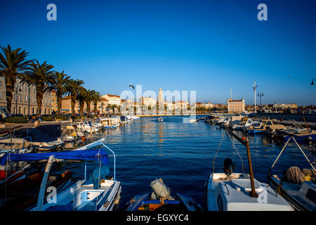 Le centre-ville de Split vue depuis le quai avec des bateaux et yachts dans la soirée ensoleillée en Croatie Banque D'Images