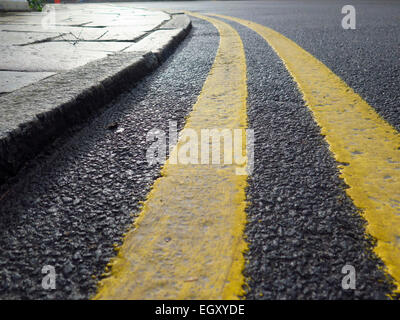 Les lignes jaunes sur double UK road Banque D'Images