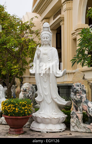 Sculptures à une usine près de marbre des carrières de la montagne de Marbre à Da nang, Vietnam, Asie. Banque D'Images