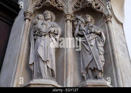 Saint Joseph tenant l'enfant Jésus et saint Jean-Baptiste sur le portail de Graz cathédrale dédiée à Saint Giles à Graz, en Styrie, Banque D'Images