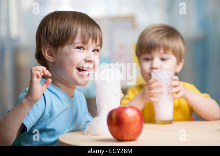 Les enfants de boire du lait à la maison Banque D'Images