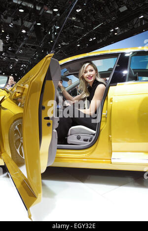 Genève, Suisse. 06Th Mar, 2015. Modèle allemand Lena Gercke se trouve dans un concept de coupé sport VW110 à la 85e Salon International de l'Automobile à Genève, Suisse, 03 mars 2015. Le 85e Salon International de l'Automobile de Genève se déroulera du 05 au 15 mars 2015. PHOTO : JOERG CARSTENSEN/DPA - PAS DE SERVICE DE FIL - Crédit : dpa/Alamy Live News Banque D'Images