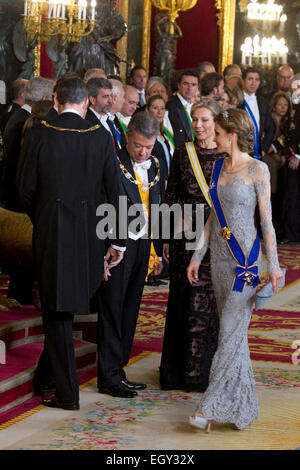 Felipe König von Spanien, Juan Manuel Santos, Clemencia Rodriguez de Santos und Königin Letizia von Spanien beim Accueil zum Gala Dinner zu Ehren des kolumbianischen Président Santos senneur und Frau im Palacio Real. Madrid, 02.03.2015/photo alliance Banque D'Images